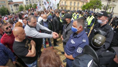 Втори ден протестиращи искат оставката на правителството (+СНИМКИ)