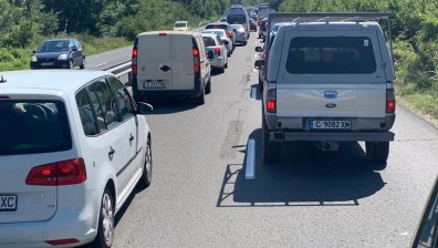 Тежка катастрофа на пътя Созопол - Бургас предизвика задръстване