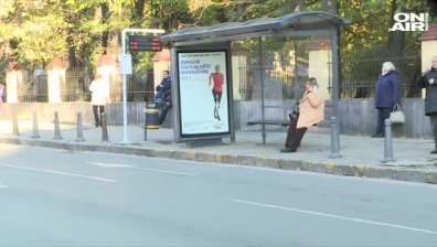 Три момичета нападнаха с боксове контрольор в София