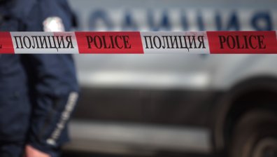 Жена е нападната с нож от маскиран в дома си