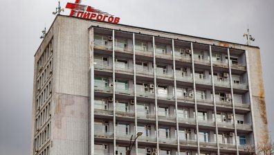 Няколко ранени след тежък удар между линейка и такси в София