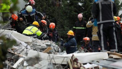 В Албания издирват затрупани и оцелели под отломките хора