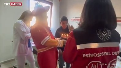 Човеци в трагедията: Спасители и медици изненадаха за ЧРД дете, оцеляло под развалините (+ВИДЕО)