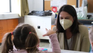 Скок на заразените с Ковид-19 в Гърция - хората под стрес, властите връщат маските