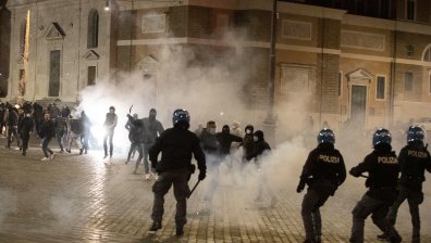 Нови мерки срещу Ковид-19 в Италия, гражданското недоволство ескалира (+ВИДЕО)