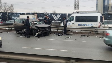 Тежка катастрофа на Околовръстното в София, пожарникари вадят шофьора