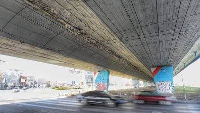 Бетонна отломка падна върху кола в София, от 6 януари затварят локалното на "Цариградско шосе"