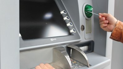 Минималната работна заплата в Гърция става &euro;880 от 1 април