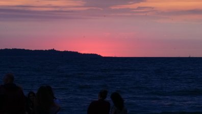 Секунди на щастие: Слънцето проби облаците и мъглата по морето за Джулай морнинг