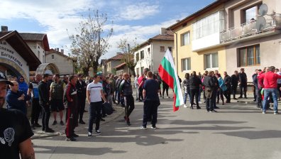 Напрежение пред съда в Разлог: Гледат мярката на роми, пребили момче в четвъртък