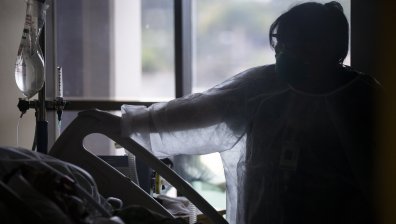 Мъж се прибра вкъщи след 306 дни с Ковид усложнения в болница