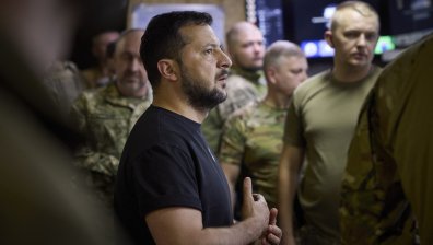 Зеленски посети фронтовата линия близо до Бахмут и изслуша доклади на офицери