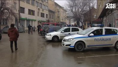 Нападателите на полицаи в Ихтиман - единият е пуснат, другият остава в ареста