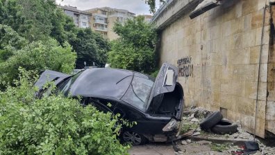 Екшън в Бургас: Шофьор на мигранти катастрофира и избяга от полицията (+ВИДЕО)