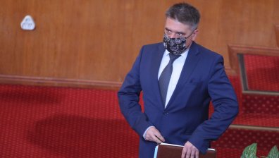 Депутатите гласуват оставката на Данаил Кирилов