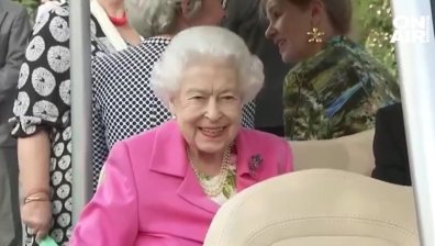 Въпреки проблемите с придвижването: Кралица Елизабет II блесна на изложение