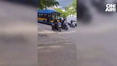 Задържаха агресивния моторист, нападнал шофьор на тролейбус в София (+ВИДЕО)