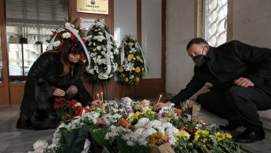 Положиха цветя пред посолството на Северна Македония в София