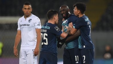 Играч на "Порто" напусна терена след расистки скандирания (+Видео)