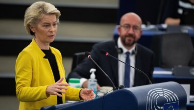 Фон дер Лайен заплаши Орбан: Да коригира анти-гей закона или спираме парите за Унгария