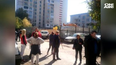 Жители на "Гео Милев" с протест за запазване на детска площадка