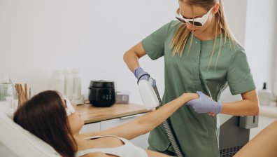 Безопасна ли е лазерната епилация през лятото?