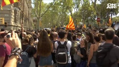 Напрежението в Каталуния расте: Гумени куршуми срещу протестиращите, камъни по полицаите