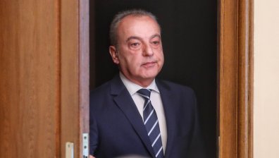 Донев: Лъжи и небивалици! Атакуват ни от покрива на къща от карти