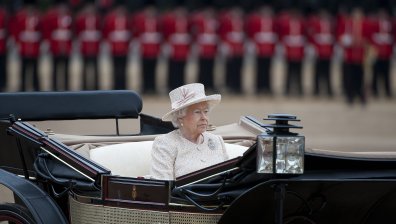 Модно наследство: Кой ще се радва на тоалетите на кралица Елизабет II?