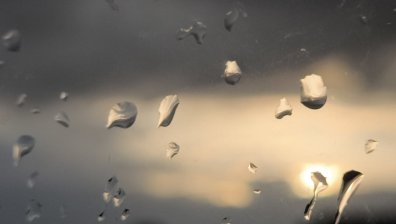 Синоптици предупреждават: Гръмотевични бури и градушки във все повече части на страната (+КАРТА)