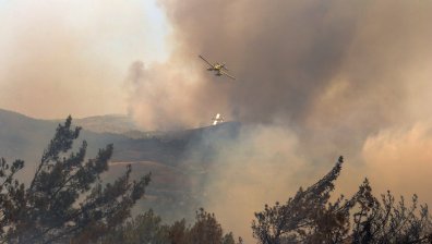 Двама са загинали при падането на самолет над горящия остров Евия