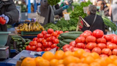 Цените на храните: Зеленчуците поевтиняват, плодовете поскъпват