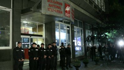 205 дни протести: Пред БНТ поискаха оставката на Костадин Ангелов