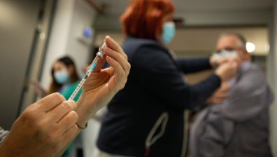 Испания имунизира всички преболедували коронавируса под 55 г. само с една доза