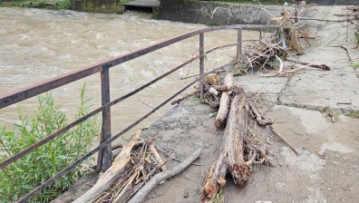 Кал тече от чешмите в Етрополе щом завали, има и жабешки части