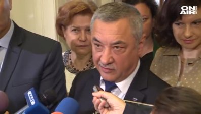 Симеонов с 50% успеваемост в предложенията си за хазарта и пушенето на закрито
