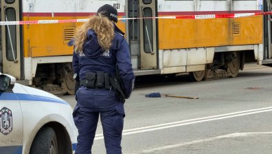 Камион прегази смъртоносно мъж до трамвайна спирка в София (СНИМКИ)