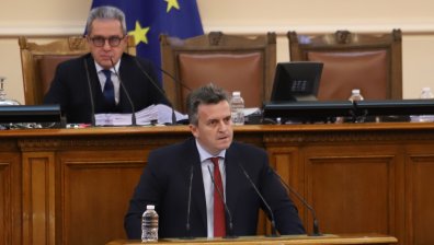 "Булгаргаз" нажежи страстите в парламента, Петков: Павлов ощети държавата с 1 млн. лв. на ден