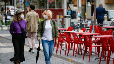 Голям брой заразени в Северна Англия, връщат някои ограничения