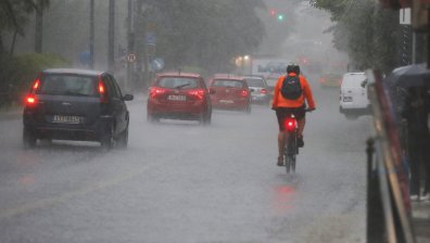 "Избягвайте пътувания през уикенда": Проливни дъждове обхванаха Гърция