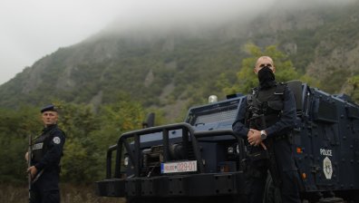 Сирени за въздушна трегова в Косово, хората строят барикади, започва операция