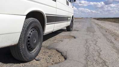 За първи път в историята: Британец спечели рекордно обезщетение за удар в дупка на пътя