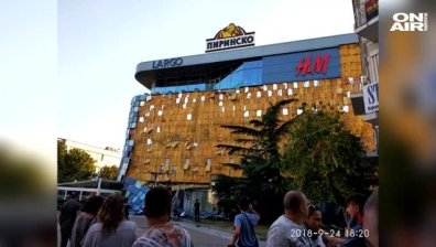 Силният вятър събори фасада на мол в Благоевград, няма пострадали