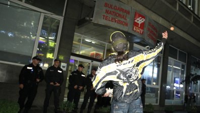 Напрежение пред БНТ: Протестиращи обградиха Андрей Новаков