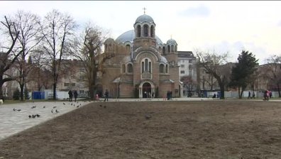 Плочките пред "Св. Седмочисленици" - едва сложени, но вече разместени