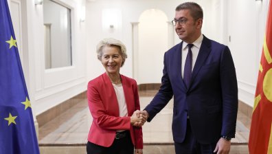 Мицкоски: Няма да има вписване на българите в Конституцията