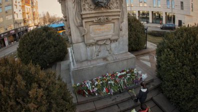 Хиляди българи у нас отдават почит пред паметта на Левски, венци и от Радев