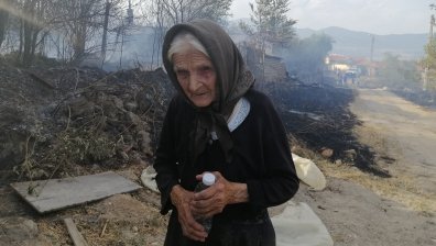 Спасиха 90-годишна баба от горяща къща в Старосел (ВИДЕО)