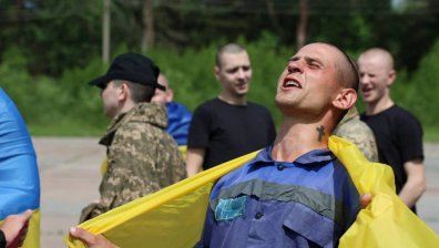Радост в очите на украински и руски войници, прибрали се на родна земя (СНИМКИ)