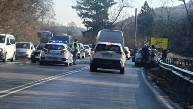 Катастрофа затапи пътя София - Перник, има ранен